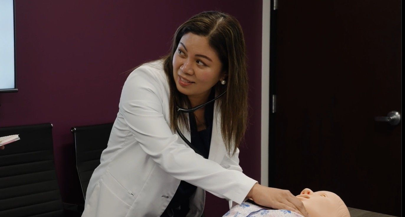 Una profesional clínica de HealthView con estetoscopio sonríe a una colega