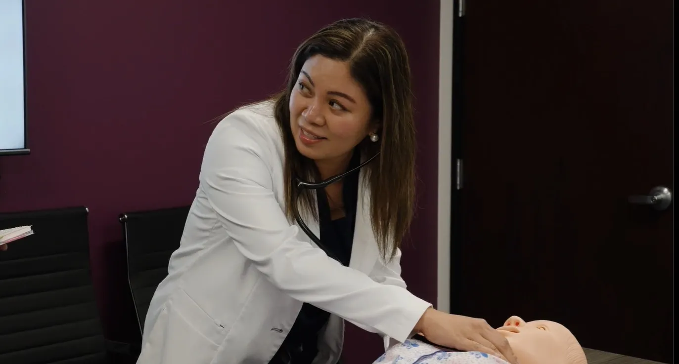 Una profesional de HealthView practica una evaluación con un maniquí de capacitación