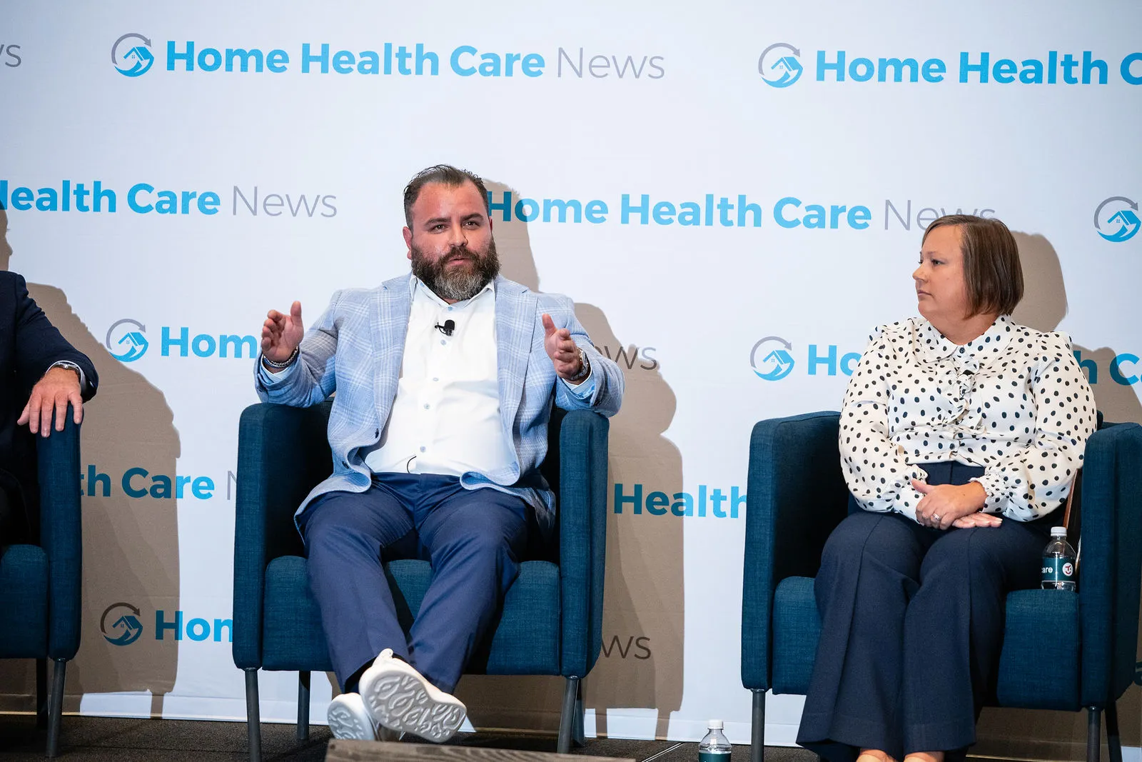 Steven Gonzalez sentado en el escenario de la conferencia FUTURE de Home Health Care News, hablando a la sala
