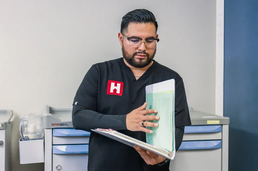 Un enfermero de HealthView revisa el expediente de un paciente