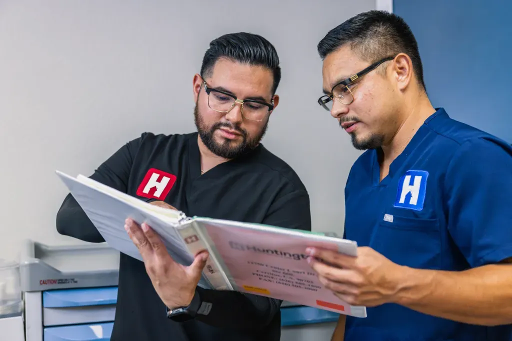 Dos enfermeros de HealthView revisan juntos el expediente de un paciente