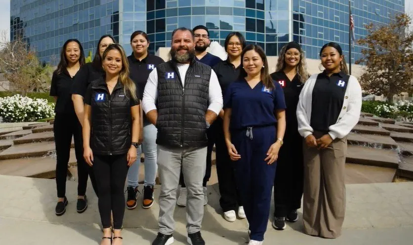 El equipo de HealthView afuera de la oficina de Cerritos